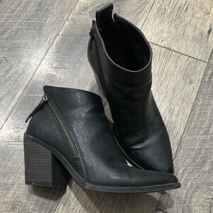 Universal Thread Black Ankle Booties with Chunky Heel